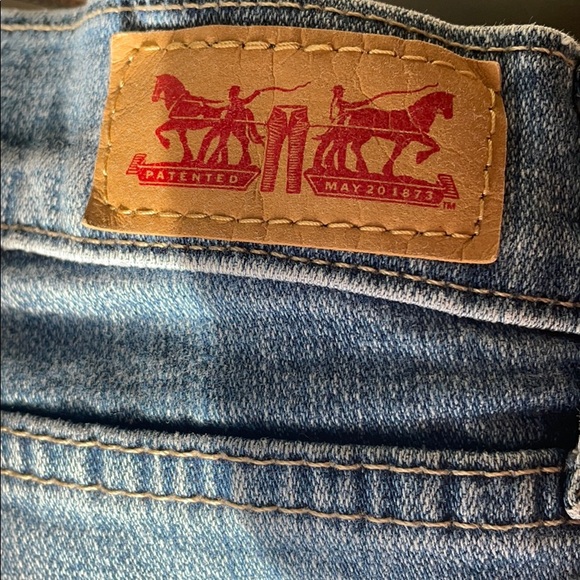 Blue Levis Ripped Jeans 👖 - Picture 3 of 6